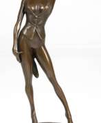 Скульптуры. Bronze-Figur &quot;Revue-Tänzerin der 1920er Jahre&quot;, Nachguß, braun patiniert, bez. &quot;Aldo Vitaleh&quot;, Gießerplakette &quot;JB Deposee&quot;, H. 24 cm, auf grauem, gestuftem Steinsockel, Ges.-H. 28,5 cm