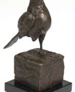 Скульптуры. Bronze-Figur &quot;Vogel auf einem Bein stehend&quot;, Nachguß, braun patiniert, auf würfelförmigem Sockel bez. &quot;Milo&quot;, Gießerplakette &quot;JB Deposee Paris&quot;, H. 18 cm, auf quadratischer, schwarzer Steinp…