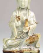 Скульптуры. Jade-Figur &quot;Guayin auf doppelter Lotusblüte&quot;, um 1950, vollplastisch geschnitten, H. 34 cm