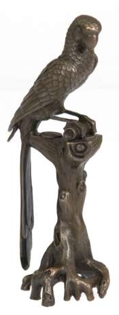 Bronze-Figur "Papagei auf Baumstamm sitzend", braun patiniert, 20, Jh., Pariser Gießerplakette, H. 19 cm - photo 1 Bronze-Figur "Papagei auf Baumstamm sitzend", braun patiniert, 20, Jh., Pariser Gießerplakette, H. 19 cm - photo 1