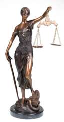 Bronze-Figur "Justitia", mit Augenbinde, Waage und Schwert auf Buch und Schlange stehend, braun patiniert, auf runder Marmorplinthe, Ges.-H. 47,5 cm