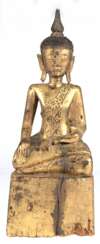 Buddha, 19. Jh. Holz, vollplastisch geschnitzt, goldfarben gefaßt, Schwundrisse, Gebrauchspuren, inaktiver Anobienbefall, H. 61 cm