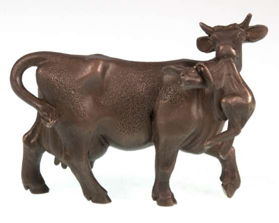 Bronze-Figur "Kuh, einen Hasen im Maul haltend", braun patiniert, H. 7,5 cm - photo 1