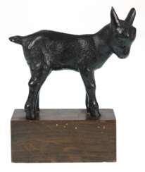 Figur "Zicklein", Eisenguß um 1930 nach J.W. Fehrle, H. 12,5 cm, auf Holzsockel, Ges.-H. 16,5 cm