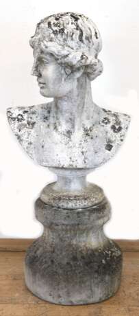 Gartenfigur "Römerbüste", Steinguß, auf rundem Sockel, mit Witterungsspuren, H. 87 cm, Dm. 35 cm - photo 1 Gartenfigur "Römerbüste", Steinguß, auf rundem Sockel, mit Witterungsspuren, H. 87 cm, Dm. 35 cm - photo 1