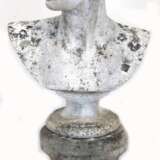 Gartenfigur "Römerbüste", Steinguß, auf rundem Sockel, mit Witterungsspuren, H. 87 cm, Dm. 35 cm - photo 1