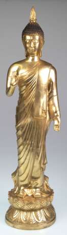 Bronze-Figur "Buddha in Weihhaltung auf doppeltem Lotusthron stehend" vergoldet, Mitte 20. Jh., rücks. sign., H. 67,5 cm - photo 1 Bronze-Figur "Buddha in Weihhaltung auf doppeltem Lotusthron stehend" vergoldet, Mitte 20. Jh., rücks. sign., H. 67,5 cm - photo 1