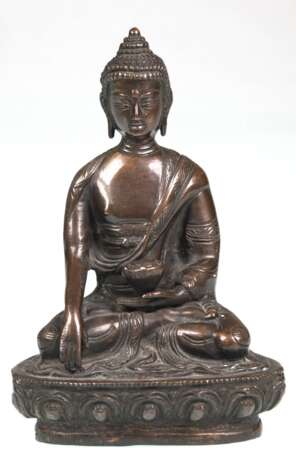 Bronzefigur "Buddha auf Lotusthron sitzend", patiniert, H. 18 cm - photo 1 Bronzefigur "Buddha auf Lotusthron sitzend", patiniert, H. 18 cm - photo 1