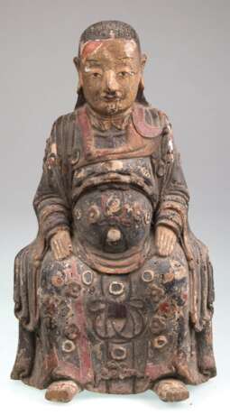 Skulptur "Sitzender Buddha", Holz geschnitzt, alte polychrome Fassung mit aufgesetzten Glasplättchen, rücks. ovale Aushöhlung, Gebrauchspuren, H. 45 cm - photo 1 Skulptur "Sitzender Buddha", Holz geschnitzt, alte polychrome Fassung mit aufgesetzten Glasplättchen, rücks. ovale Aushöhlung, Gebrauchspuren, H. 45 cm - photo 1