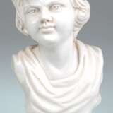 Büste "Junge Frau mit welligem Haar", weißer Gußmarmor, auf rundem, braunem Sockel, Ges. H. 34 cm - photo 1