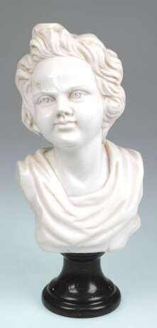 Büste "Junge Frau mit welligem Haar", weißer Gußmarmor, auf rundem, braunem Sockel, Ges. H. 34 cm - photo 1 Büste "Junge Frau mit welligem Haar", weißer Gußmarmor, auf rundem, braunem Sockel, Ges. H. 34 cm - photo 1