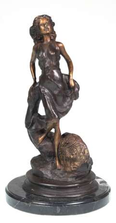Bronze-Figur "Sternzeichen Skorpion- junge Dame an Baumstamm stehend, zu ihren Füßen ein Skorpion", auf runder Marmorplinthe, Ges.-H. 36 cm - photo 1