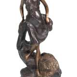Bronze-Figur "Sternzeichen Skorpion- junge Dame an Baumstamm stehend, zu ihren Füßen ein Skorpion", auf runder Marmorplinthe, Ges.-H. 36 cm - photo 1