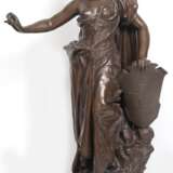 Bronze-Figur "Helvetia", braun patiniert, auf rundem Sockel, Ges.-H. 54 cm - photo 1