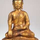 Bronze-Figur "Buddha in Weihgruß auf einfachem Lotussockel sitzend", doppelt signiert, Ende 1920er Jahre, H.45 cm - фото 1