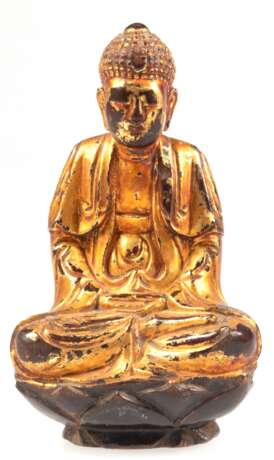 Figur "Buddha auf Lotusthron sitzend", Holz mit Restvergoldung, Gebrauchspuren, H. 17 cm - photo 1 Figur "Buddha auf Lotusthron sitzend", Holz mit Restvergoldung, Gebrauchspuren, H. 17 cm - photo 1
