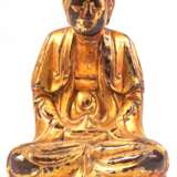 Figur "Buddha auf Lotusthron sitzend", Holz mit Restvergoldung, Gebrauchspuren, H. 17 cm - photo 1