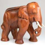 Figur "Elefant", um 1975, Holz, nußbaumfarben, H. 29,5 cm - photo 1