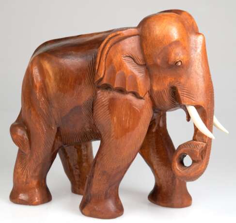 Figur "Elefant", um 1975, Holz, nußbaumfarben, H. 29,5 cm - photo 1 Figur "Elefant", um 1975, Holz, nußbaumfarben, H. 29,5 cm - photo 1
