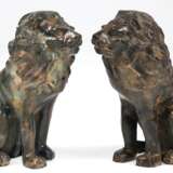 2 Bronze-Figuren "Sitzender Löwe", dunkel gefasst, Italien 1970er Jahre, H. 17,5 cm - photo 1