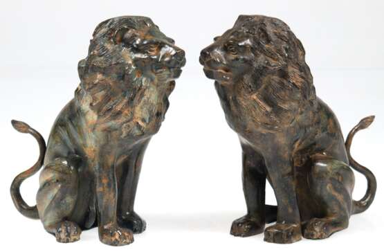 2 Bronze-Figuren "Sitzender Löwe", dunkel gefasst, Italien 1970er Jahre, H. 17,5 cm - photo 1