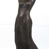 Moser, Kurt (1925 Regensburg-1982 München) "Im Wind", Bronze, monogr., Gießerstempel "Strehle", H. 28,5 cm - photo 1