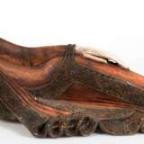 "Liegender Buddha", Holz, farbig gefasst, mit Schmucksteinen, Gebrauchspuren, L. 102 cm, H. 32 cm - фото 1