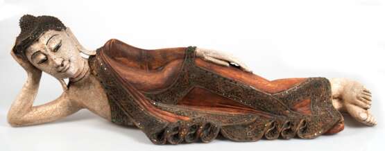 "Liegender Buddha", Holz, farbig gefasst, mit Schmucksteinen, Gebrauchspuren, L. 102 cm, H. 32 cm - фото 1 "Liegender Buddha", Holz, farbig gefasst, mit Schmucksteinen, Gebrauchspuren, L. 102 cm, H. 32 cm - фото 1