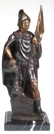 Bronze-Figur "Heiliger St. Florian-Schutzheiliger gegen Feuergefahr", auf marmoriertem Sockel, Ges. H. 39 cm - фото 1 Bronze-Figur "Heiliger St. Florian-Schutzheiliger gegen Feuergefahr", auf marmoriertem Sockel, Ges. H. 39 cm - фото 1