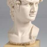 Büste "David", nach Michelangelo, weißer Gussmarmor auf Marmorsockel, Ecke mit kl. Chip, Ges.-H. 22,5 cm - фото 1