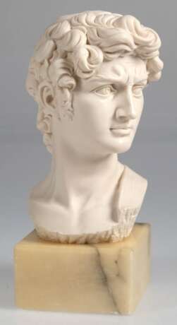 Büste "David", nach Michelangelo, weißer Gussmarmor auf Marmorsockel, Ecke mit kl. Chip, Ges.-H. 22,5 cm - фото 1 Büste "David", nach Michelangelo, weißer Gussmarmor auf Marmorsockel, Ecke mit kl. Chip, Ges.-H. 22,5 cm - фото 1