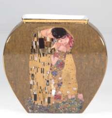 Vase, Goebel, Artis Orbis, beidseitig mit Darstellung &quot;Der Kuss&quot; von Gustav Klimt, limitiert 4729 von 5000, vierkantiger gebauchter Korpus mit Goldrändern, H. 15 cm