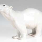 Figur "Eisbär", Bing & Gröndahl, Nr. 1692, polychrom bemalt, H. 12,5 cm, L. 19 cm - Foto 1