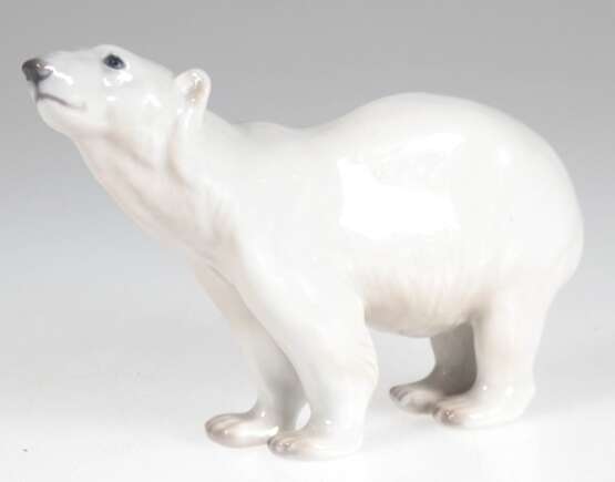 Figur "Eisbär", Bing & Gröndahl, Nr. 1692, polychrom bemalt, H. 12,5 cm, L. 19 cm - photo 1 Figur "Eisbär", Bing & Gröndahl, Nr. 1692, polychrom bemalt, H. 12,5 cm, L. 19 cm - photo 1
