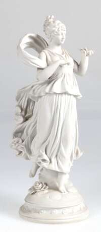Frauenfigur "Allegorie des Frühlings", weißes Biskuitporzellan, Älteste Volkstädter Porzellanmanufaktur, Blüten min. best., H. 25 cm - Foto 1 Frauenfigur "Allegorie des Frühlings", weißes Biskuitporzellan, Älteste Volkstädter Porzellanmanufaktur, Blüten min. best., H. 25 cm - Foto 1
