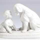 Figurengruppe "Kleinkind vor Hund kniend", ungemarkt, Schweden, auf ovalem Sockel Spruch "Kann du inte tala (Kannst du nicht sprechen?)", H. 12,5 cm - Foto 1