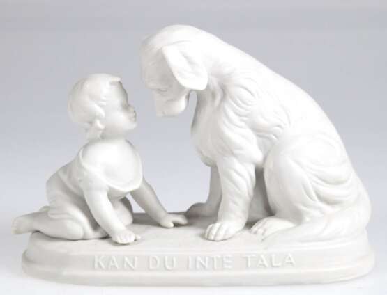 Figurengruppe "Kleinkind vor Hund kniend", ungemarkt, Schweden, auf ovalem Sockel Spruch "Kann du inte tala (Kannst du nicht sprechen?)", H. 12,5 cm - Foto 1 Figurengruppe "Kleinkind vor Hund kniend", ungemarkt, Schweden, auf ovalem Sockel Spruch "Kann du inte tala (Kannst du nicht sprechen?)", H. 12,5 cm - Foto 1