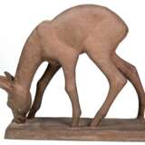 Bach, Else (1899 Heidelberg-1951 Pforzheim) "Äsendes Reh", Karlsruher Majolika, auf Plinthe signiert, H. 31 cm - фото 1