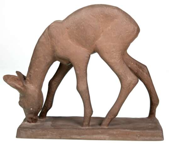 Bach, Else (1899 Heidelberg-1951 Pforzheim) "Äsendes Reh", Karlsruher Majolika, auf Plinthe signiert, H. 31 cm - фото 1