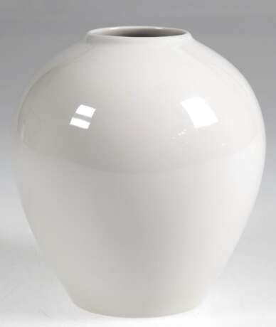 KPM-Vase, weiß, Eiform, blaue Zeptermarke, 1. Wahl, H. 12,5 cm - photo 1 KPM-Vase, weiß, Eiform, blaue Zeptermarke, 1. Wahl, H. 12,5 cm - photo 1