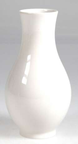 KPM-Vase "Rose", weiß, gebaucht, blaue Zeptermarke, 1. Wahl, H. 17 cm - photo 1 KPM-Vase "Rose", weiß, gebaucht, blaue Zeptermarke, 1. Wahl, H. 17 cm - photo 1