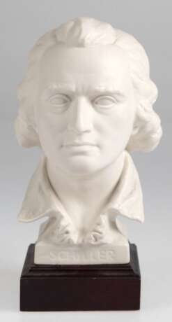 Goebel-Büste "Schiller", weißes Biskuitporzellan, auf Holzplinthe, Ges.-H. 23 cm - photo 1 Goebel-Büste "Schiller", weißes Biskuitporzellan, auf Holzplinthe, Ges.-H. 23 cm - photo 1