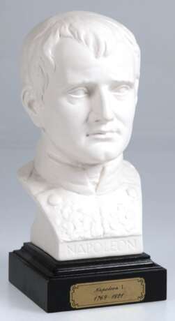 Goebel-Büste "Napoleon", weißes Biskuitporzellan, auf Holzplinthe, Ges.-H. 23 cm - photo 1 Goebel-Büste "Napoleon", weißes Biskuitporzellan, auf Holzplinthe, Ges.-H. 23 cm - photo 1