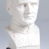 Goebel-Büste "Napoleon", weißes Biskuitporzellan, auf Holzplinthe, Ges.-H. 23 cm - photo 1