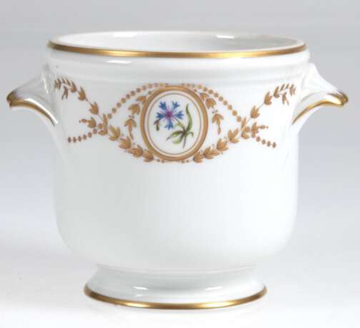 Übertopf mit 2 seitl. Handhaben, Limoges France, Gold- und Blumendekor, H. 11 cm, Innen-Dm. 10 cm - photo 1 Übertopf mit 2 seitl. Handhaben, Limoges France, Gold- und Blumendekor, H. 11 cm, Innen-Dm. 10 cm - photo 1