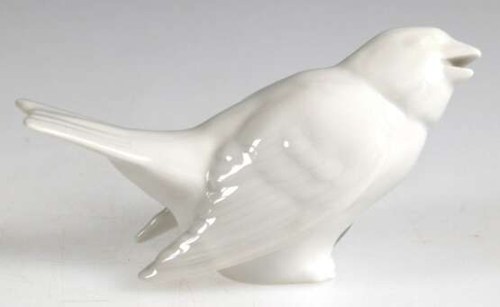 KPM-Figur "Schimpfender Spatz", weiß, blaue Zeptermarke, 1. Wahl, H. 6,5 cm, L. 12,5 cm - photo 1 KPM-Figur "Schimpfender Spatz", weiß, blaue Zeptermarke, 1. Wahl, H. 6,5 cm, L. 12,5 cm - photo 1