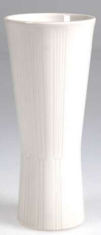 KPM-Vase, weiß, tailliert und Rillendekor, blaue Zeptermarke, 1. Wahl, H. 16 cm - Foto 1