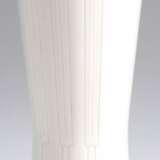 KPM-Vase, weiß, tailliert und Rillendekor, blaue Zeptermarke, 1. Wahl, H. 16 cm - Foto 1