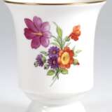 KPM-Vase, Becherform auf Fuß, mit Blumenmalerei, blaue Zeptermarke und roter Reichsapfel, unter dem Standring best., H. 9,5 cm - Foto 1