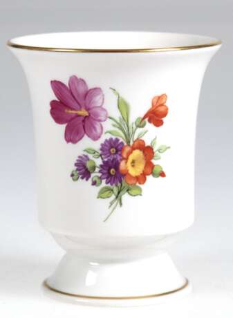 KPM-Vase, Becherform auf Fuß, mit Blumenmalerei, blaue Zeptermarke und roter Reichsapfel, unter dem Standring best., H. 9,5 cm - Foto 1 KPM-Vase, Becherform auf Fuß, mit Blumenmalerei, blaue Zeptermarke und roter Reichsapfel, unter dem Standring best., H. 9,5 cm - Foto 1